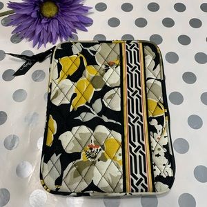 VERA BRADLEY ZIP POUCH